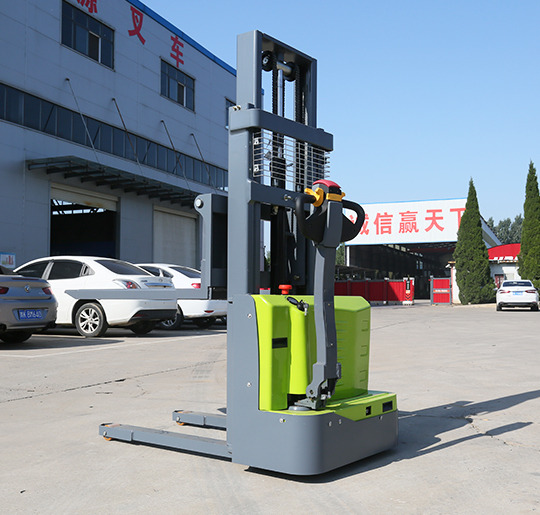 24V-1.5-Walk-behind-Stackerck03